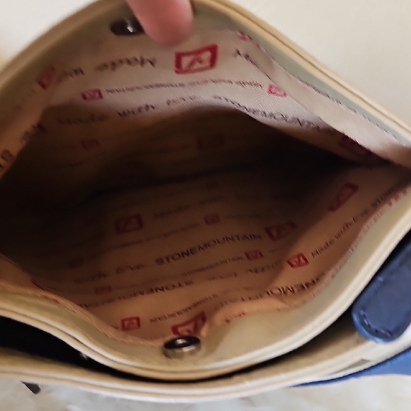 Stone Mountain real leather multi compartment shoulder bag - Picture 9 of 16